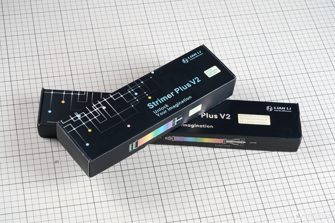 为了增加海景房的流光灯效，另外添置了一套霓虹线：LIANLI Strimer Plus V2，这是联力最新推出的霓虹线三代产品，针对不同的硬件搭配第三代霓彩线提供了主板 24PIN、显卡2×8PIN以及3×8PIN三个型号可供选择，本次装机使用的是主板24PIN搭配显卡3×8PIN 。