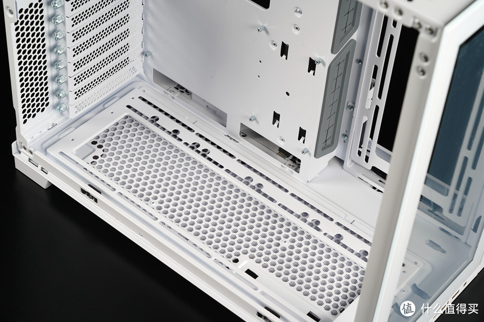 机箱底部风扇冷排支架同样采取免工具设计，3把120mm、2把140MM风扇以及360MM/280MM一体式水冷。