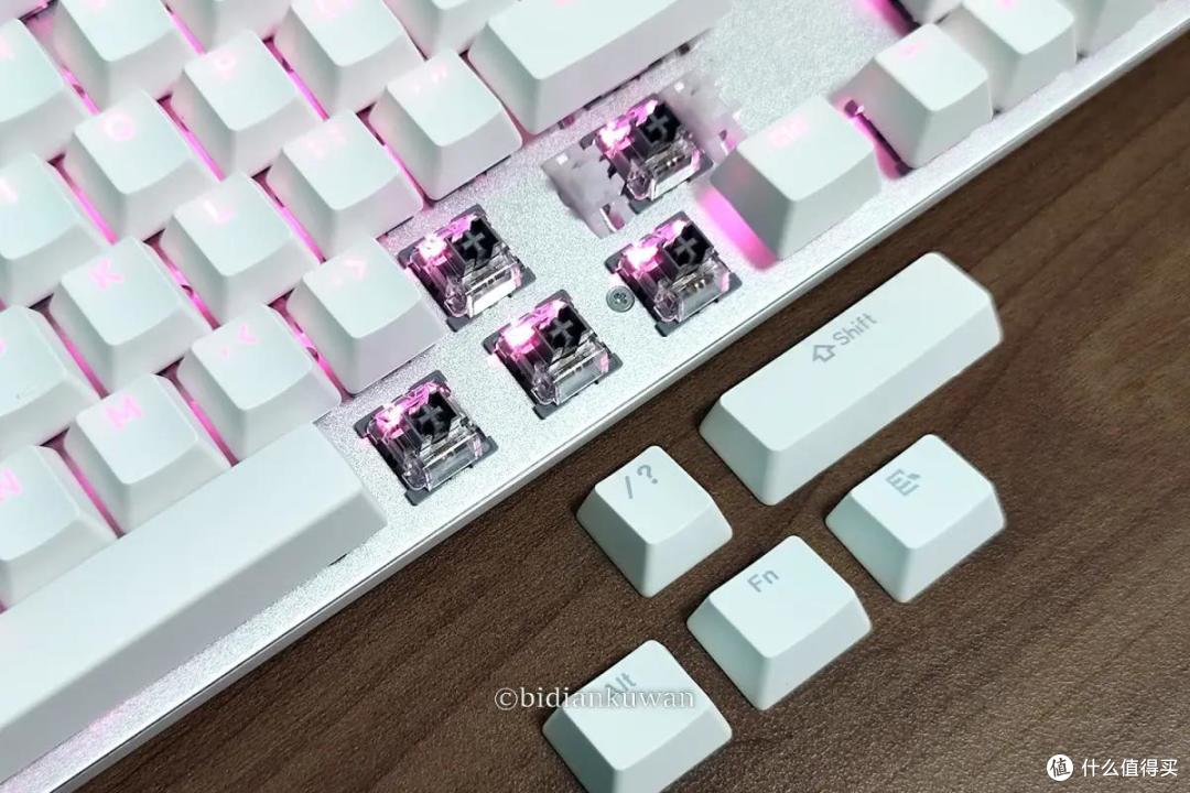 300块玩转幻彩客制化!104键热插拔RGB:雷柏V700DIY机械键盘亲测