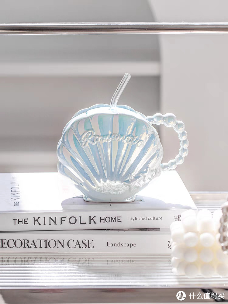 珍珠贝壳马克杯是一款非常有颜值的杯子，它的设计灵感来源于贝壳的外形