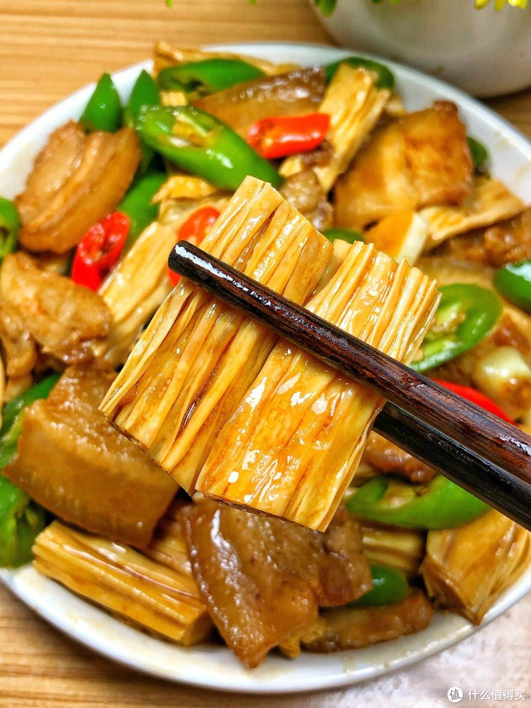 青椒腐竹炒肉丝 醋溜大白菜。美味可口下饭👍👍👍👍