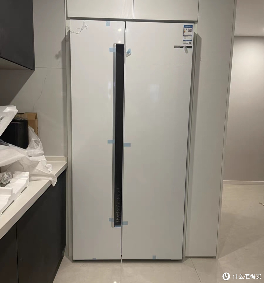 博世（BOSCH）630L对开门冰箱是一款拥有微缝嵌入设计的现代化冰箱