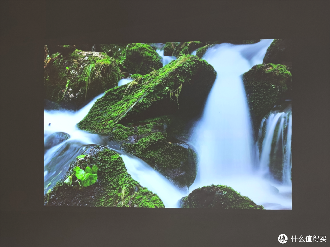 投影仪的快乐是电视机给不了的,AOC L1智能投影让新家秒变电影院