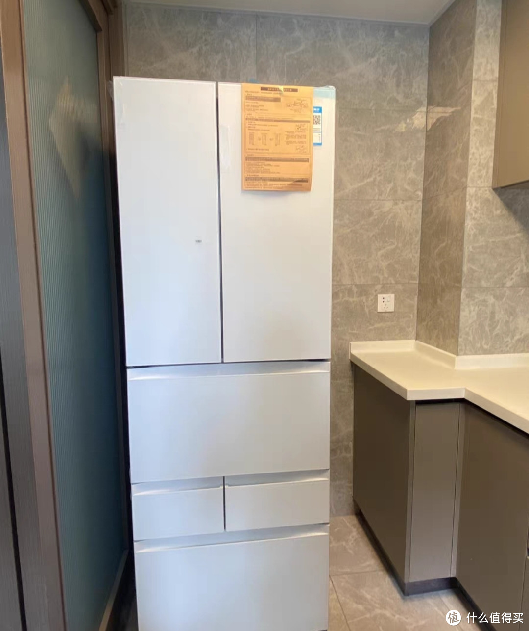 ​推荐东芝大白桃冰箱，它是一款479大容量自动制冰嵌入双循环冰箱