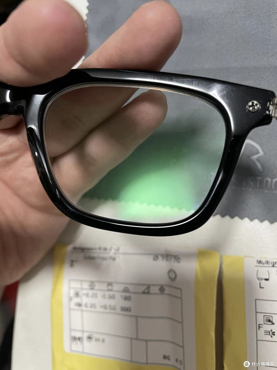 罗家的镜片的防伪刻印，是一个“R”字
