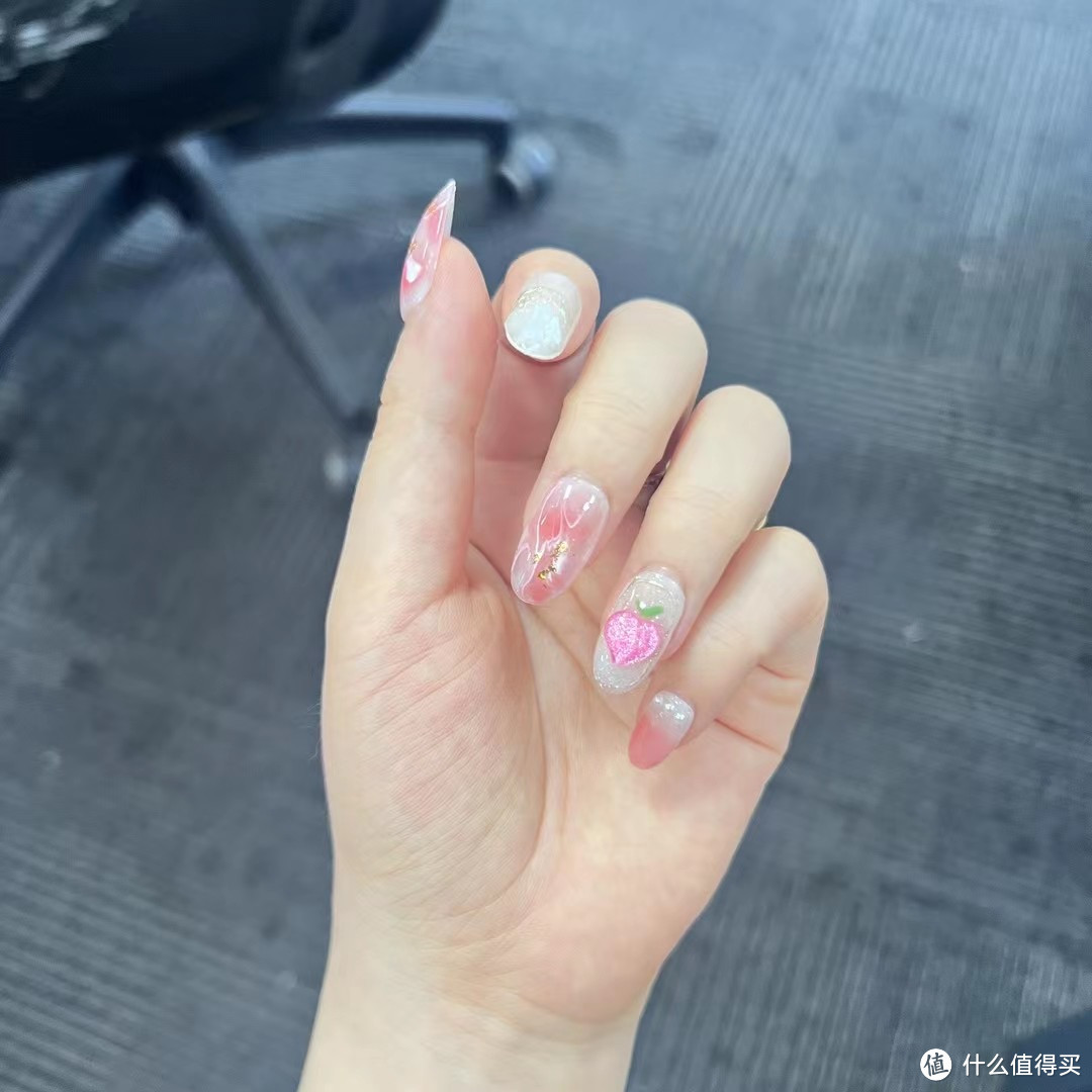 夏日美甲分享：贴花的粉色渐变色美甲真的很好看！