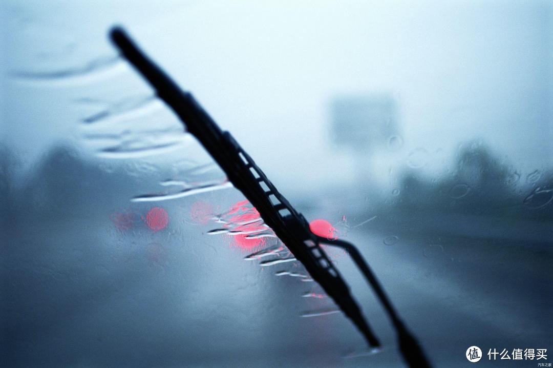 你知道汽车的雨刮器是谁发明的吗？答案可能让你大吃一惊！