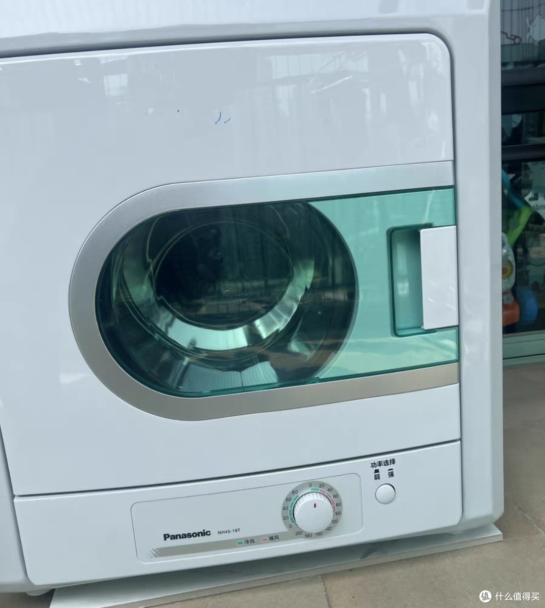 松下Panasonic直排烘干机是一款适合回南天的烘干机,它以其出色的性能和多样化的功能,成为家庭必备家电