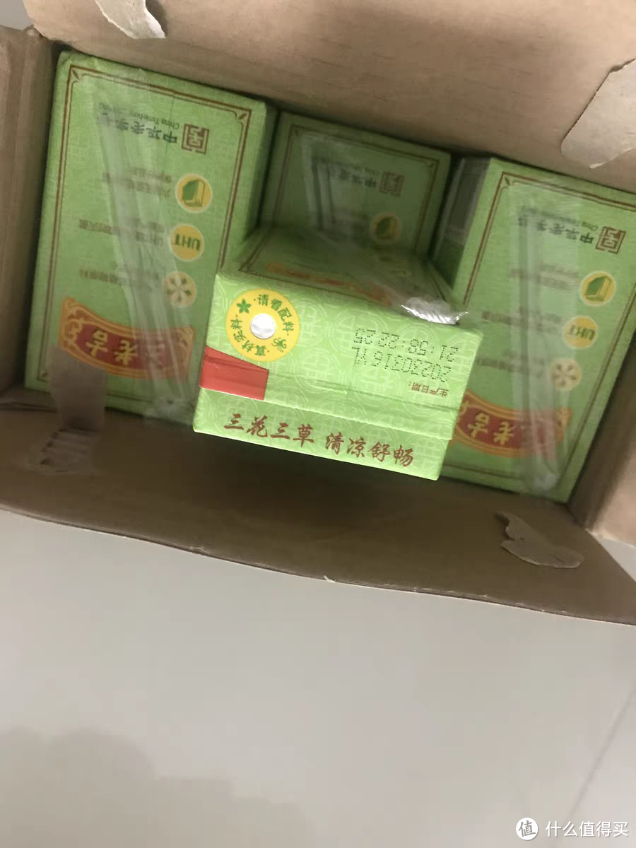 夏天就是喜欢喝凉茶，所以在网上买了一箱王老吉