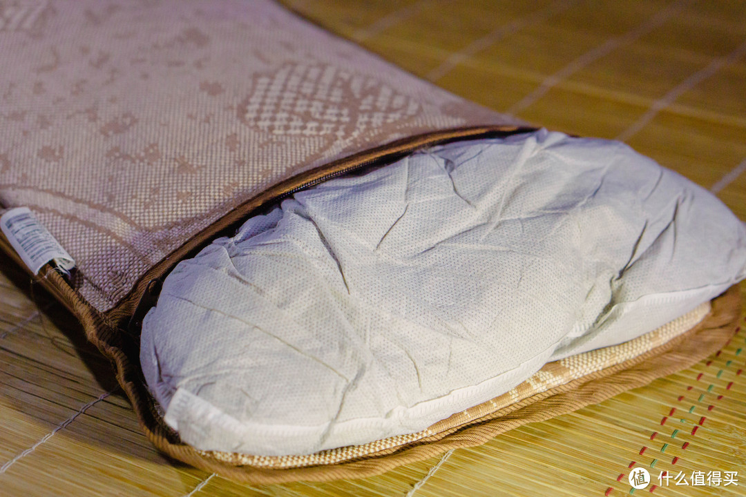 枕芯采用花草茶叶填充，散发着自然的清香