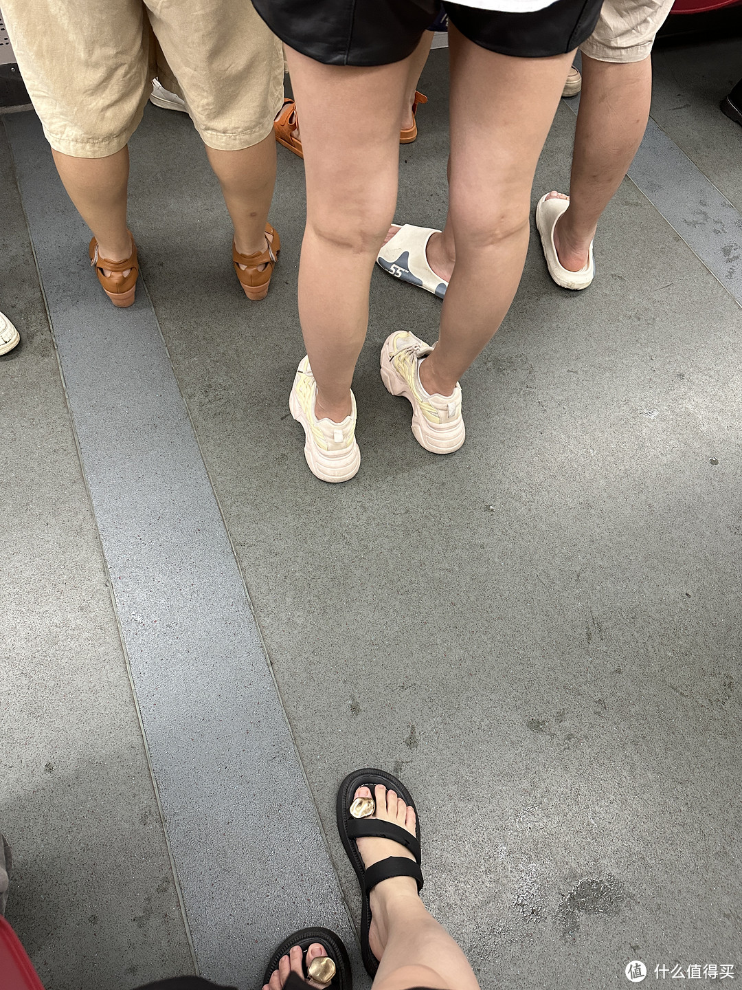 一到台风天气或者暴雨⛈️就能看到各种拖鞋齐齐出现在地铁🚇