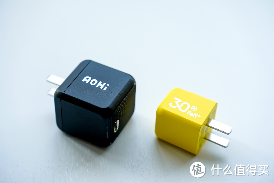 极致小巧与强大性能的相遇：AOHI氮化镓充电器带来全新充电体验