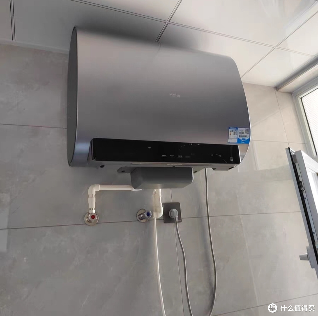 海尔（Haier）EC6003-BK3KU1热水器是一款年度细种的容量为60升的电热水器。