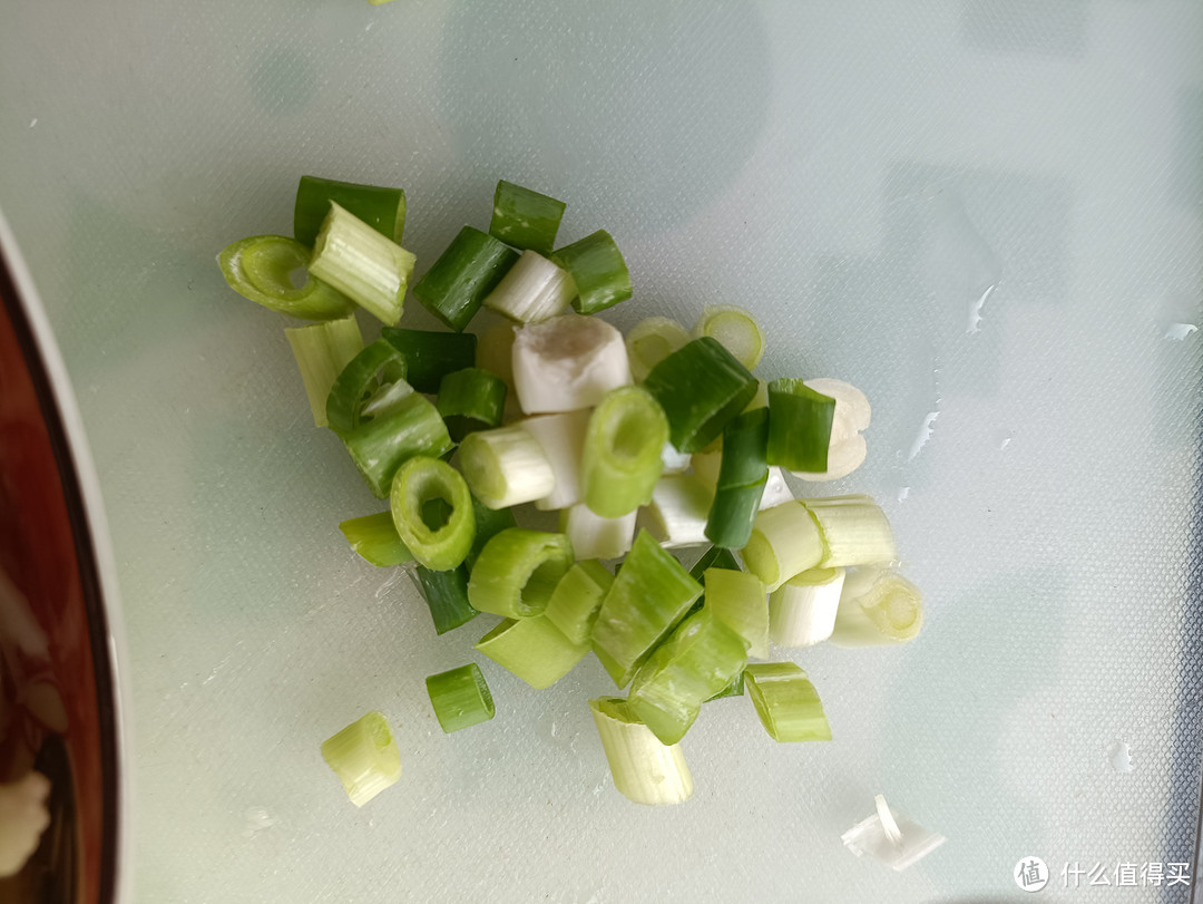 易哥,来两个清口小菜。得嘞!