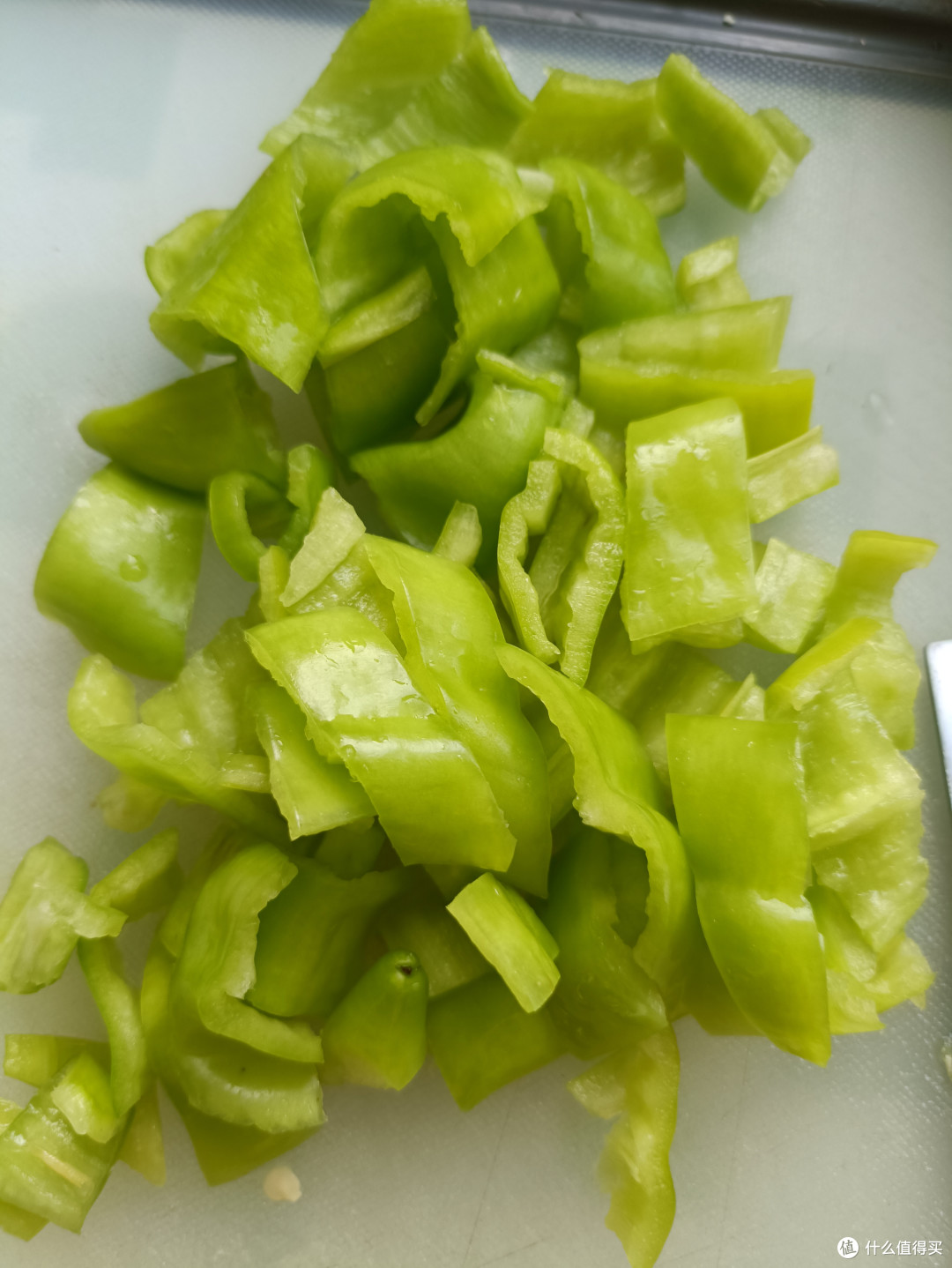 易哥,来两个清口小菜。得嘞!