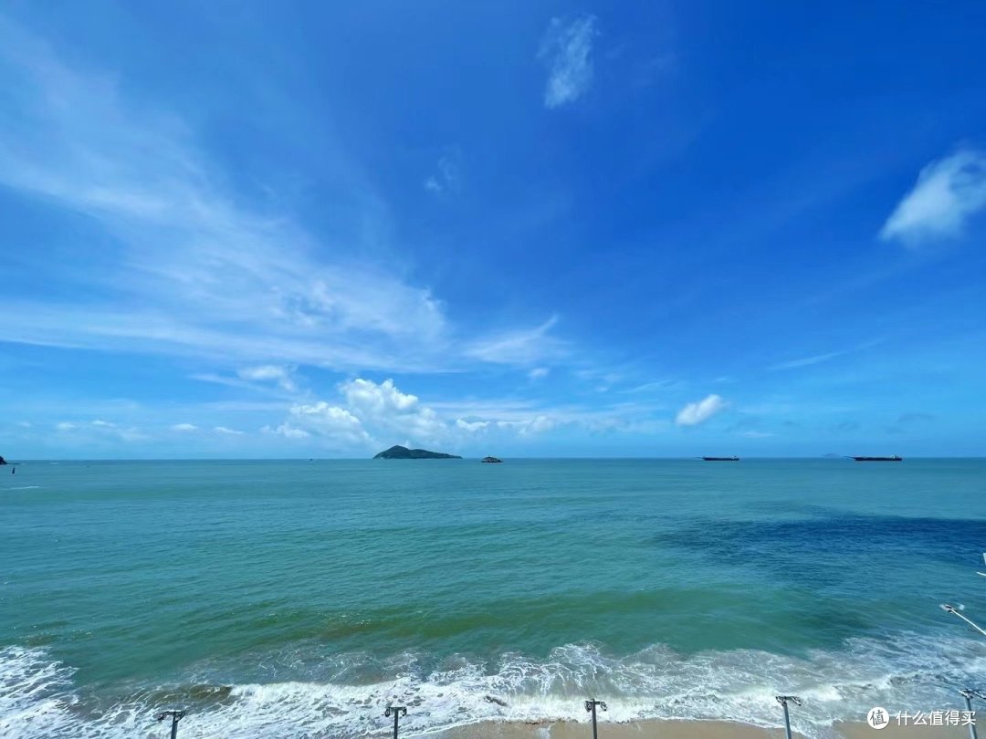 夏天终于到了,迎来了炎热的天气和清凉的海风。我迫不及待地想要去海边逛逛,感受大海的魅力