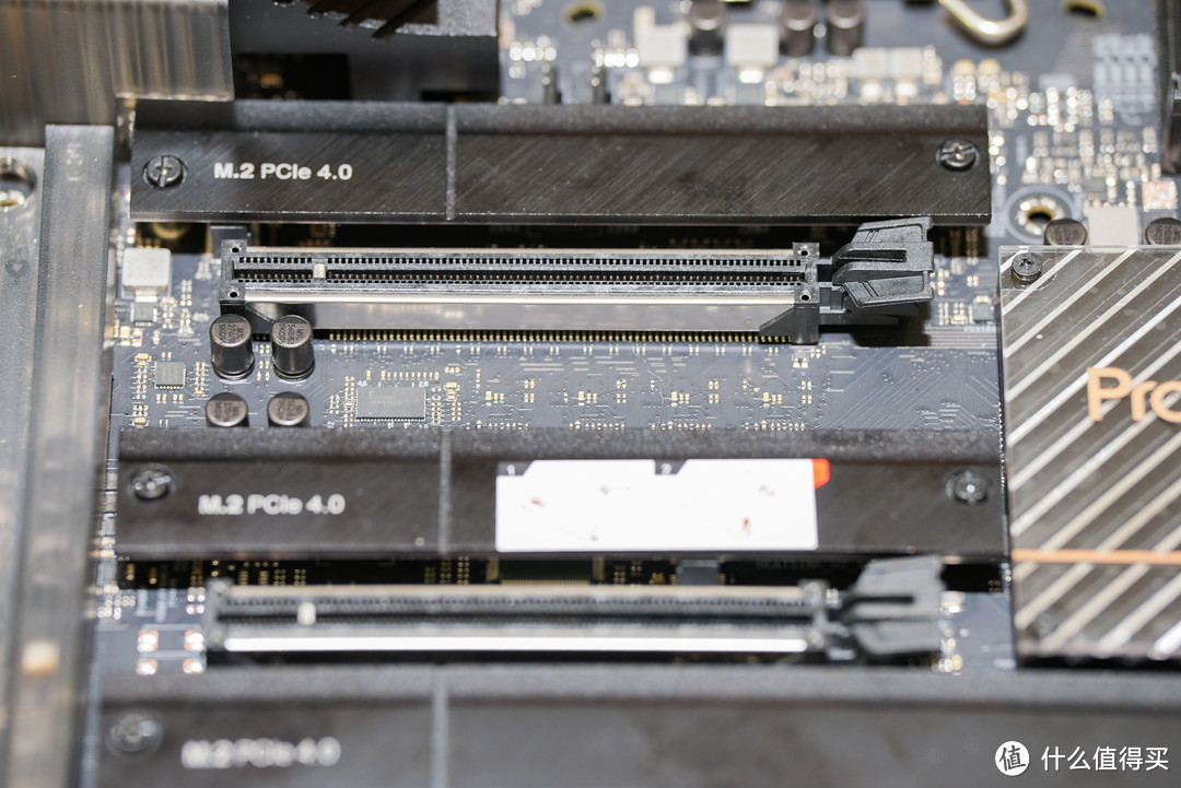 最上面靠近CPU最近的PCIe扩展插槽支持PCIe 5.0x16