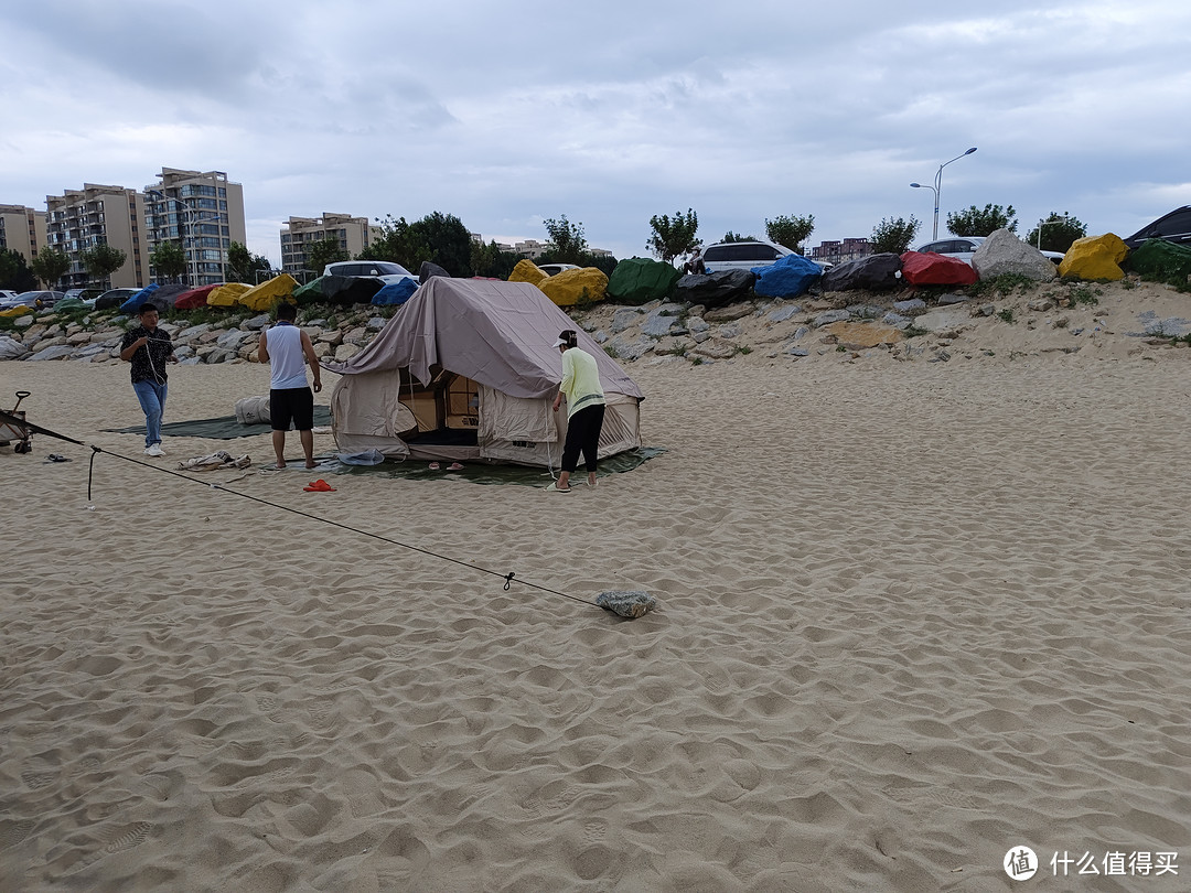 夏日周末的海滩狂欢起来