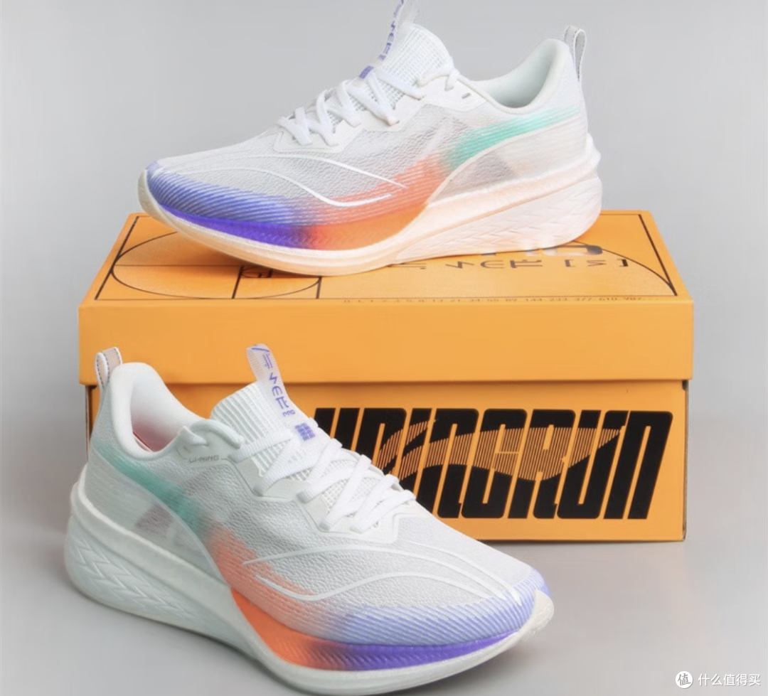 李宁赤兔6pro跑步鞋穿着起来轻弹透气,跑步运动的过程中抓地性很好的