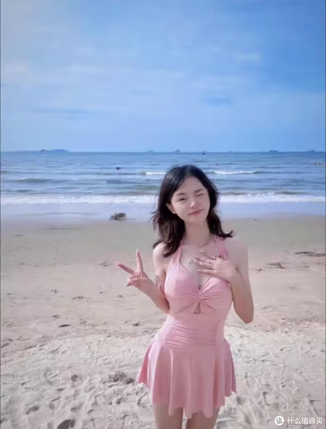 粉嫩可爱，夏日必备！粉红色游泳衣让你成为海滩上的焦点！