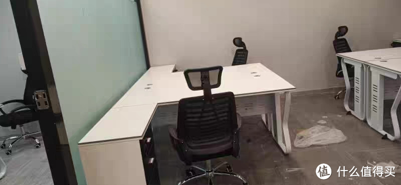现代简约办公桌：简约设计，实用至上