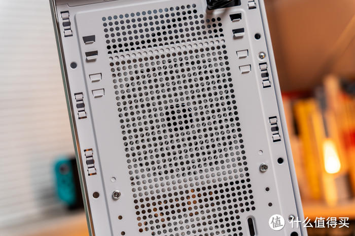 前面板打开屏幕之后可以看到电源仓位有四挡高度可调设计，内部是安钛克的NeoECO 1000GM 金牌认证ATX3.0电源