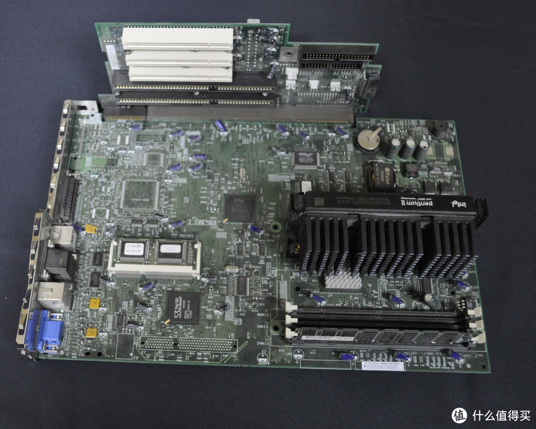 英特尔的SLOT1平台，CPU是以插卡式安装在主板上的