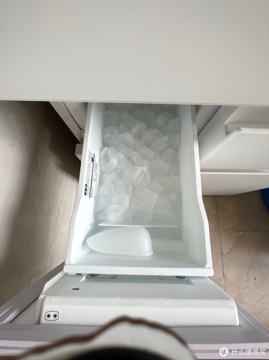 冰箱制的冰融化快？自动制冰冰箱推松下303东芝小白桃和卡萨帝505