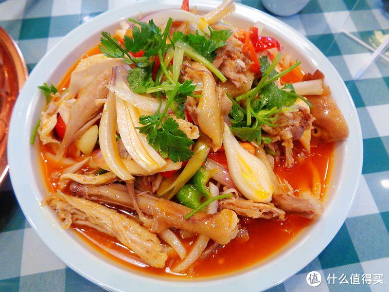 乌鲁木齐土火锅配馕,大块牛肉,汤底比鲍鱼都鲜美,吃着真过瘾