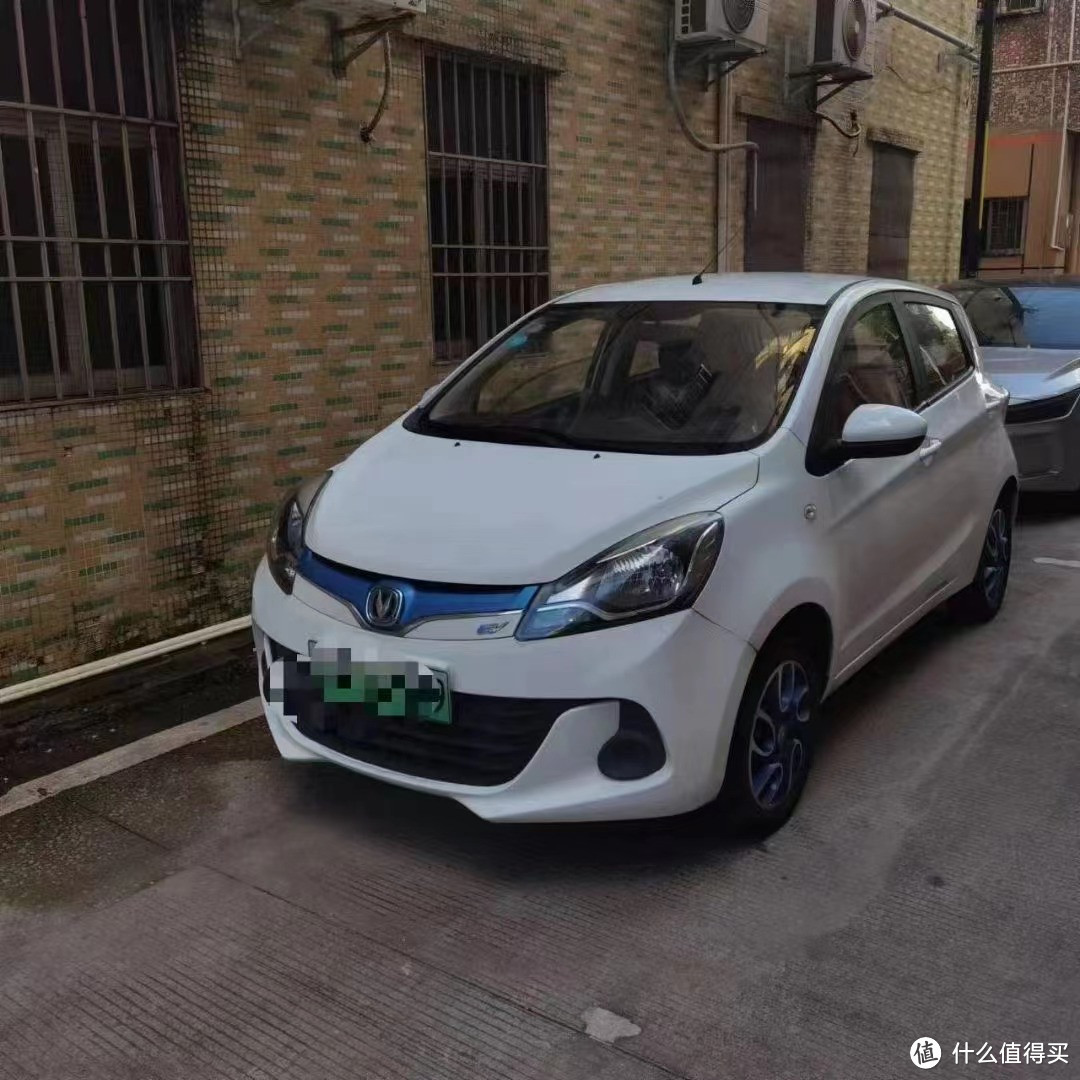 长安奔奔EV是中国长安汽车公司生产的一款纯电动车型。以下是关于这款车型的一些特点和信息
