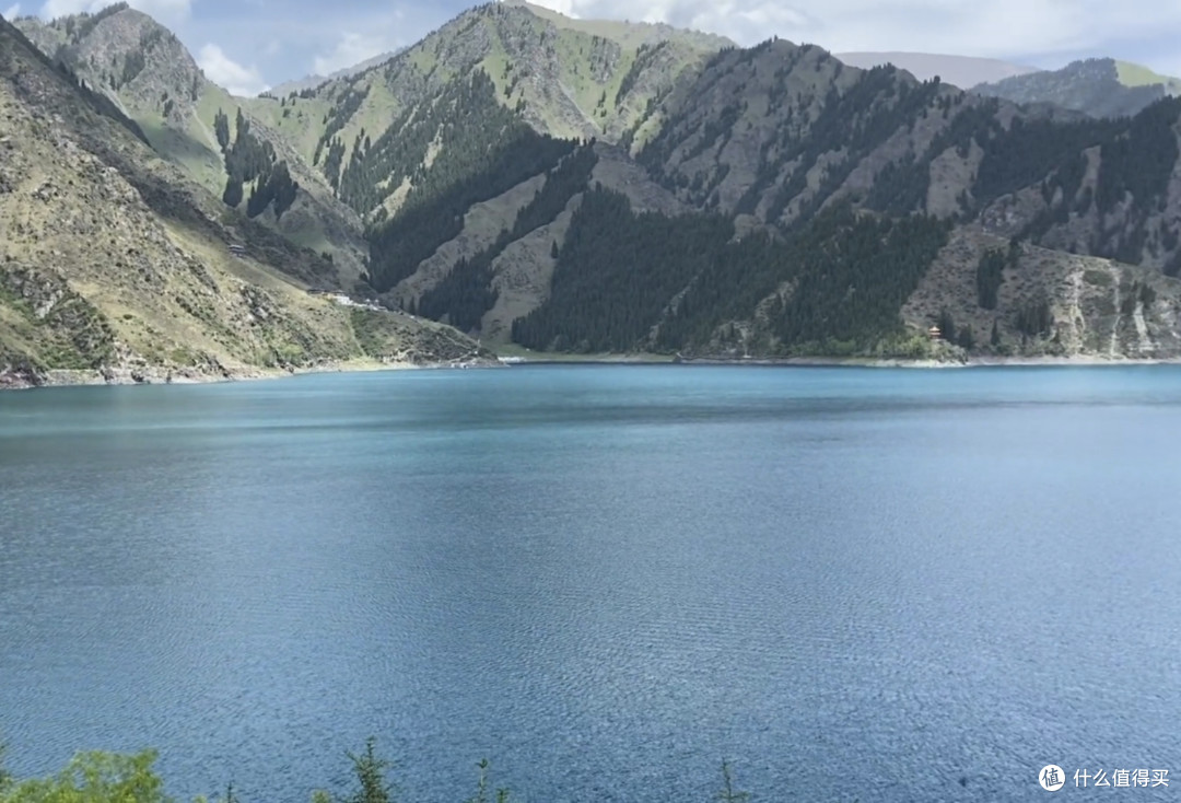 新疆天山天池,夏日仙境,快来感受清凉的怀抱!