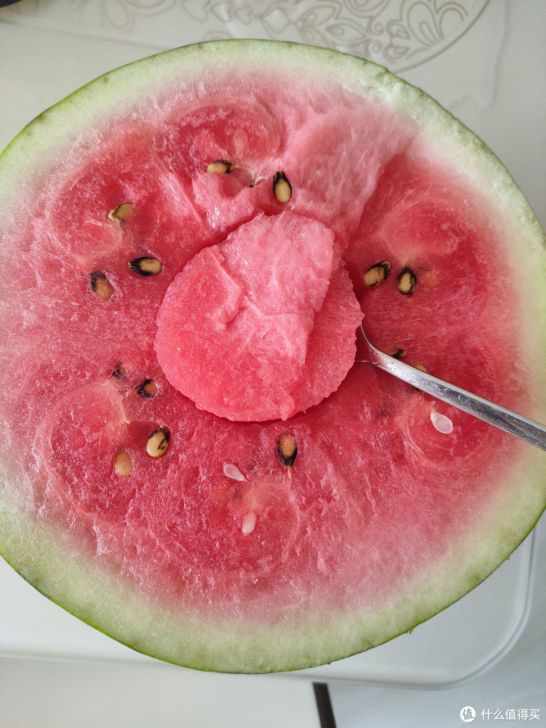 夏日炎炎，要多吃水果多喝水。