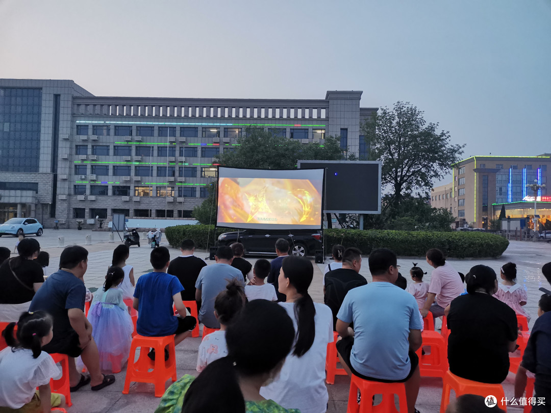 雨后彩虹下的移动电影院!
