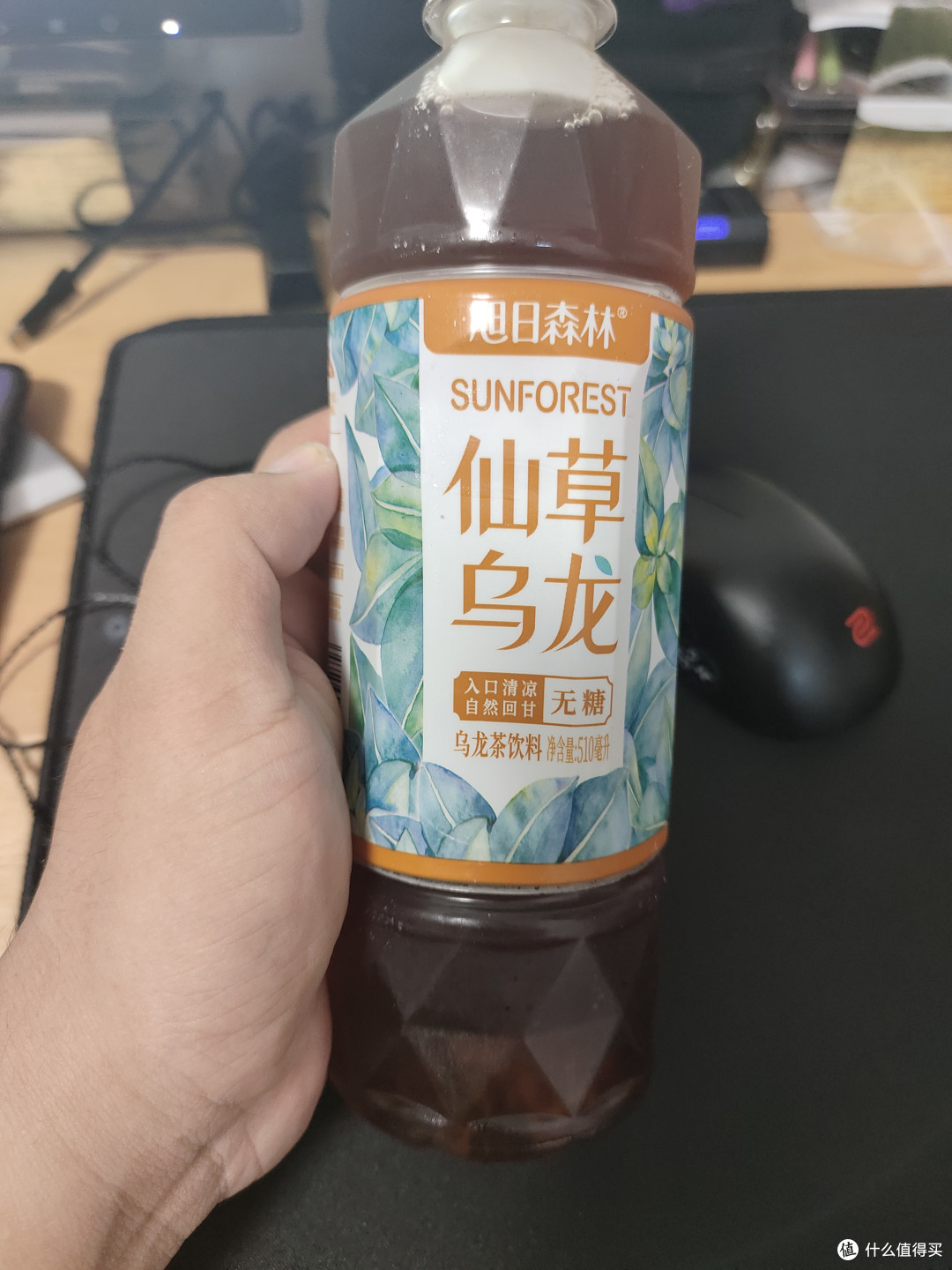 新品的仙草乌龙茶当然要冰着喝
