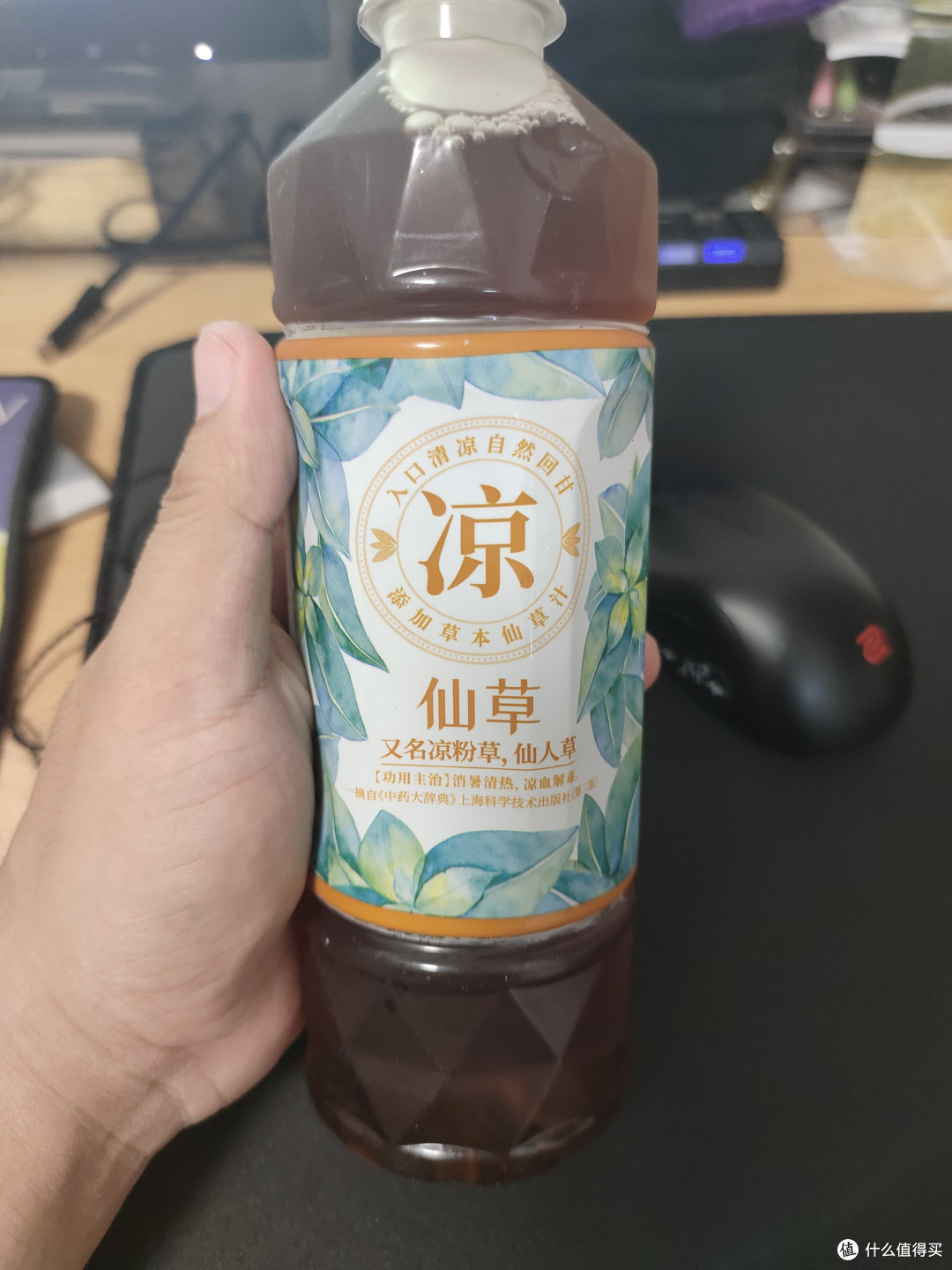 新品的仙草乌龙茶当然要冰着喝