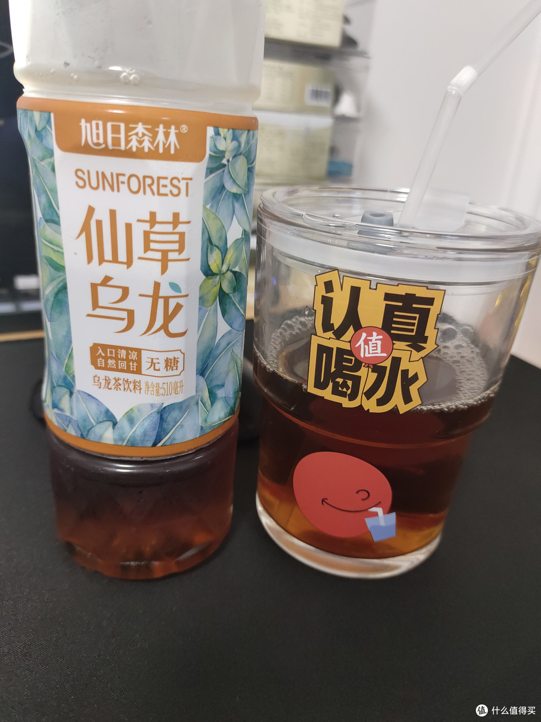 新品的仙草乌龙茶当然要冰着喝