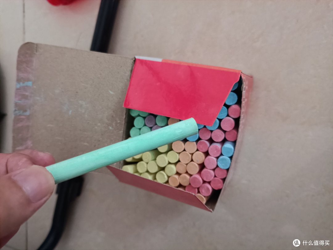 给小孩子买了一盒粉笔,乱涂乱画怎么办