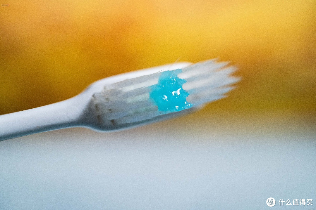 湿刷润白不留牙渍,这款牙膏还能清新口气