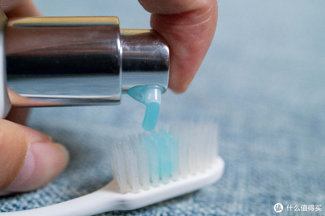 湿刷润白不留牙渍，这款牙膏还能清新口气
