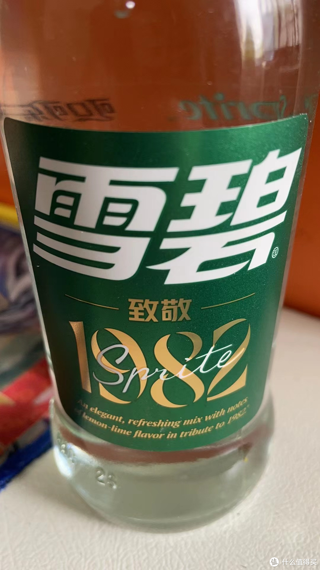 今年雪碧出了一款纪念版，雪碧致敬1982玻璃瓶限定口味汽水！