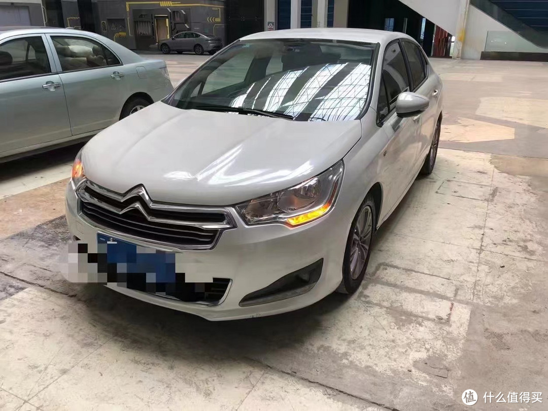 雪铁龙C4L是法国汽车制造商雪铁龙（Citroën）推出的一款中型轿车，以下是对其车身设计的一般描述