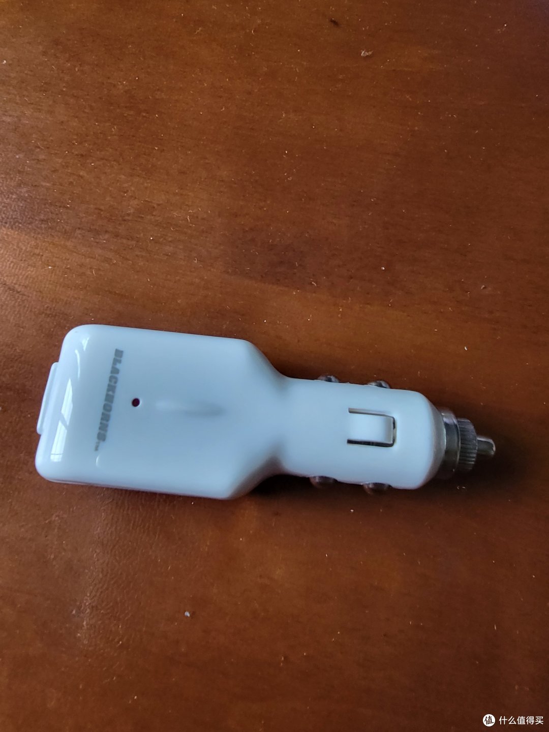 背面，插入点烟器会亮灯