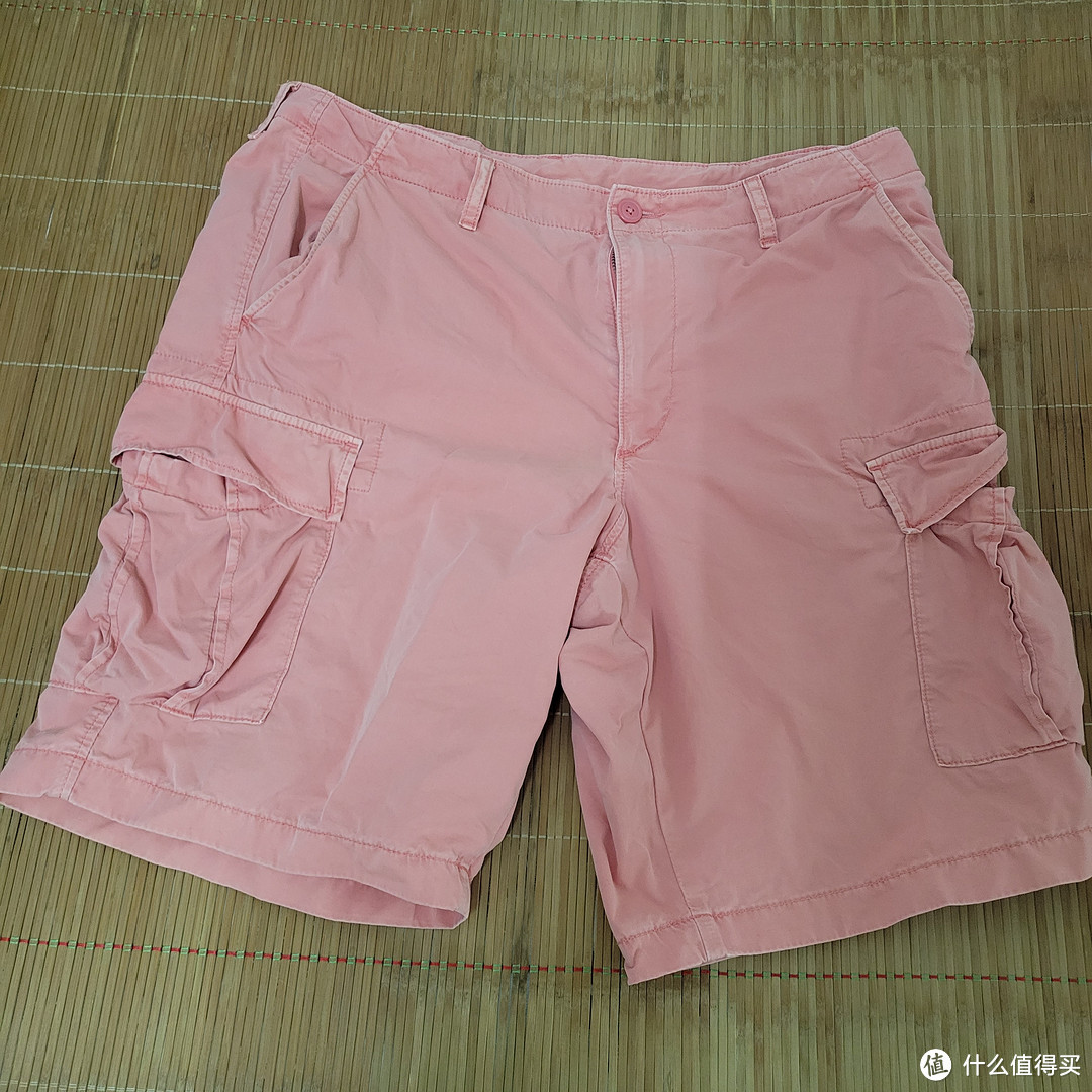 粉红色的工装短裤，还是比较有个性的