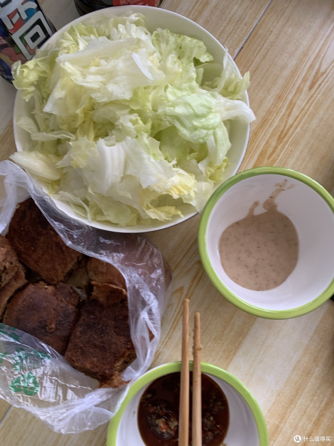 晚饭千层糖火烧,原生菜蘸沙拉酱