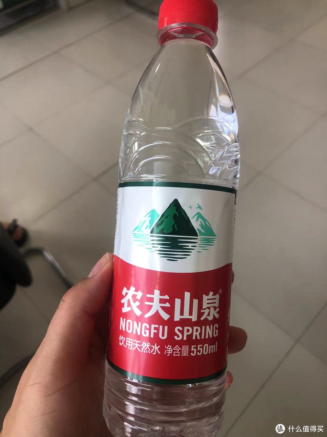 夏日炎热，冰冰的矿泉水安排起来