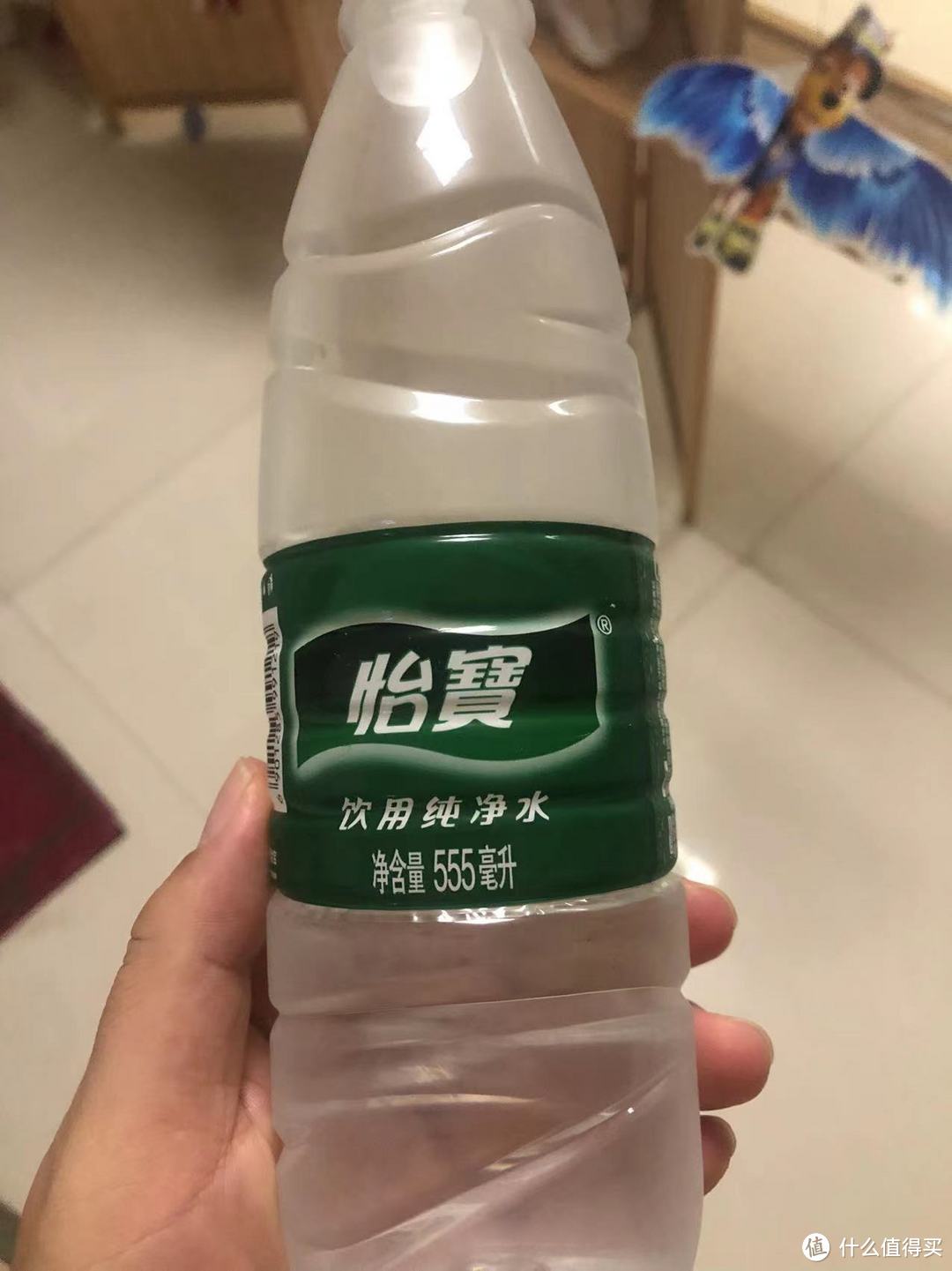 夏日炎热，冰冰的矿泉水安排起来