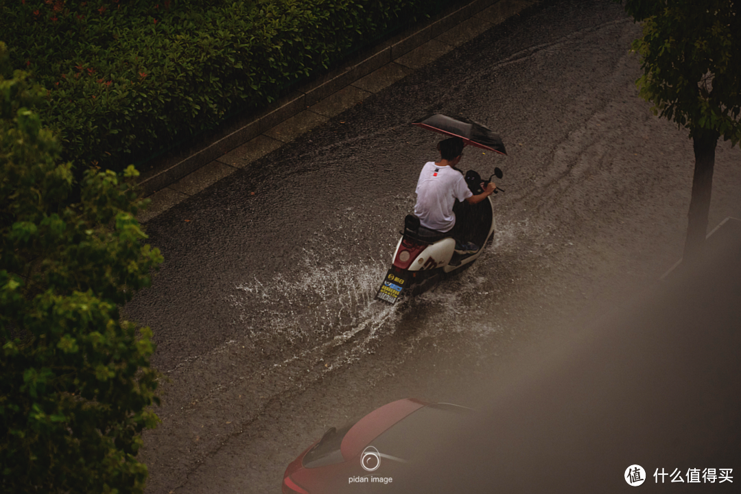 窗外暴雨