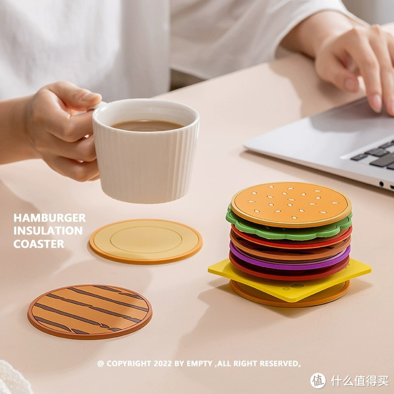 对于这个汉堡包杯垫套装和咖啡杯隔热垫的创意分层设计，我感到非常兴奋和好奇。
