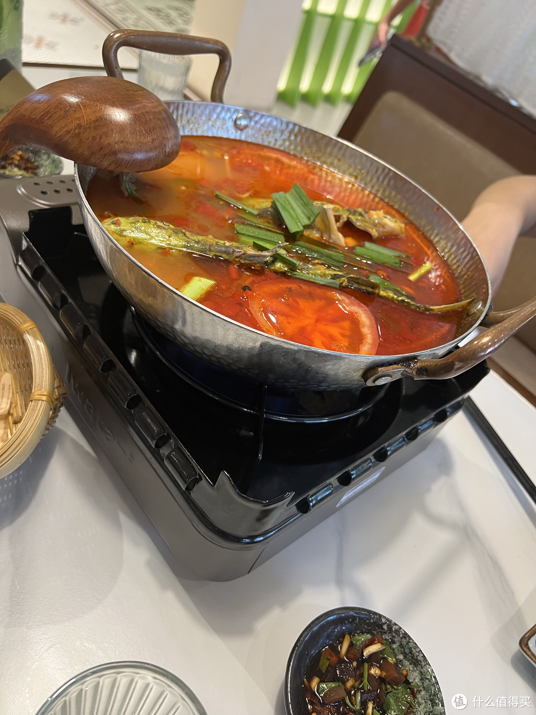 据说只有微辣的，特色酸汤锅底 下面是夺命折耳根