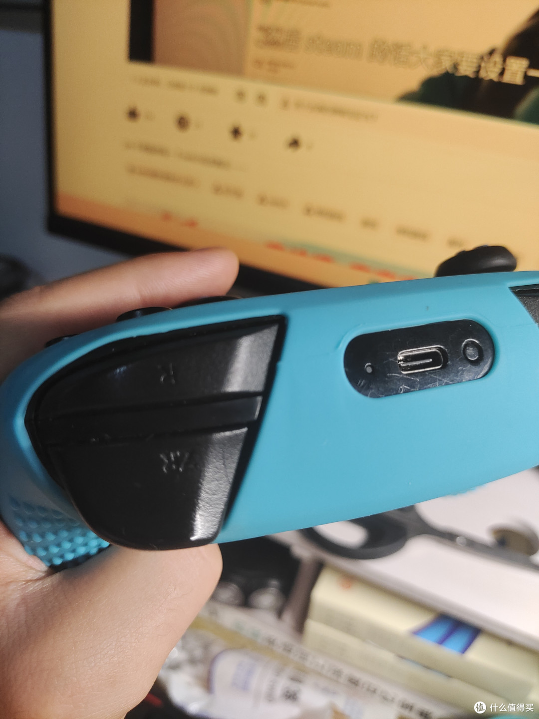 充电口旁边的小点手指很难按